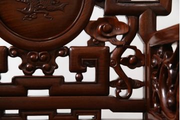 アジアンビンテージ　花梨(カリン)材　凝ったデザインの彫刻が魅力の唐木材製アームチェア(椅子、イス、板座チェア、一人掛けソファ、1人掛けソファ、ヴィンテージ)(R-064740)