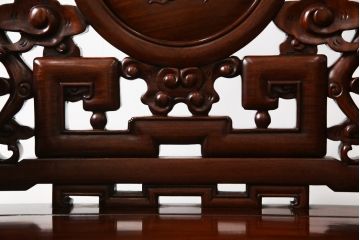 アジアンビンテージ　花梨(カリン)材　凝ったデザインの彫刻が魅力の唐木材製アームチェア(椅子、イス、板座チェア、一人掛けソファ、1人掛けソファ、ヴィンテージ)(R-064740)