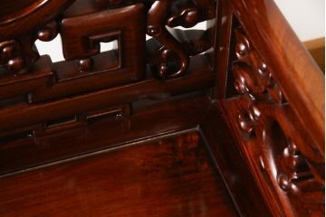 アジアンビンテージ　花梨(カリン)材　凝ったデザインの彫刻が魅力の唐木材製アームチェア(椅子、イス、板座チェア、一人掛けソファ、1人掛けソファ、ヴィンテージ)(R-064740)
