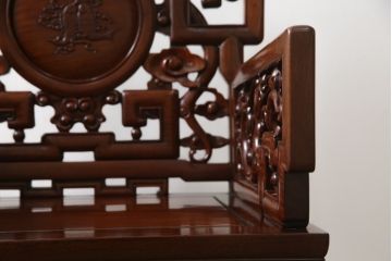 アジアンビンテージ　花梨(カリン)材　凝ったデザインの彫刻が魅力の唐木材製アームチェア(椅子、イス、板座チェア、一人掛けソファ、1人掛けソファ、ヴィンテージ)(R-064740)