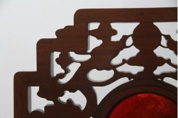 アジアンビンテージ　花梨(カリン)材　凝ったデザインの彫刻が魅力の唐木材製アームチェア(椅子、イス、板座チェア、一人掛けソファ、1人掛けソファ、ヴィンテージ)(R-064740)