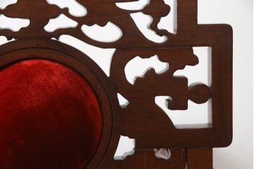 アジアンビンテージ　花梨(カリン)材　凝ったデザインの彫刻が魅力の唐木材製アームチェア(椅子、イス、板座チェア、一人掛けソファ、1人掛けソファ、ヴィンテージ)(R-064740)