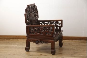 アジアンビンテージ　花梨(カリン)材　凝ったデザインの彫刻が魅力の唐木材製アームチェア(椅子、イス、板座チェア、一人掛けソファ、1人掛けソファ、ヴィンテージ)(R-064741)