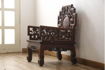アジアンビンテージ　花梨(カリン)材　凝ったデザインの彫刻が魅力の唐木材製アームチェア(椅子、イス、板座チェア、一人掛けソファ、1人掛けソファ、ヴィンテージ)(R-064741)