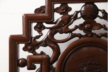 アジアンビンテージ　花梨(カリン)材　凝ったデザインの彫刻が魅力の唐木材製アームチェア(椅子、イス、板座チェア、一人掛けソファ、1人掛けソファ、ヴィンテージ)(R-064741)