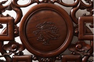 アジアンビンテージ　花梨(カリン)材　凝ったデザインの彫刻が魅力の唐木材製アームチェア(椅子、イス、板座チェア、一人掛けソファ、1人掛けソファ、ヴィンテージ)(R-064741)