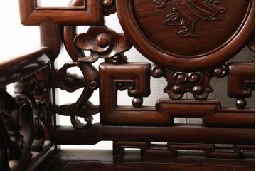 アジアンビンテージ　花梨(カリン)材　凝ったデザインの彫刻が魅力の唐木材製アームチェア(椅子、イス、板座チェア、一人掛けソファ、1人掛けソファ、ヴィンテージ)(R-064741)