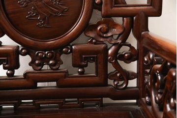アジアンビンテージ　花梨(カリン)材　凝ったデザインの彫刻が魅力の唐木材製アームチェア(椅子、イス、板座チェア、一人掛けソファ、1人掛けソファ、ヴィンテージ)(R-064741)