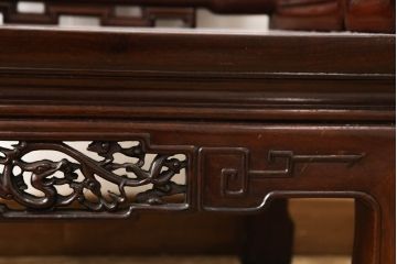 アジアンビンテージ　花梨(カリン)材　凝ったデザインの彫刻が魅力の唐木材製アームチェア(椅子、イス、板座チェア、一人掛けソファ、1人掛けソファ、ヴィンテージ)(R-064741)