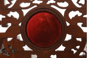 アジアンビンテージ　花梨(カリン)材　凝ったデザインの彫刻が魅力の唐木材製アームチェア(椅子、イス、板座チェア、一人掛けソファ、1人掛けソファ、ヴィンテージ)(R-064741)