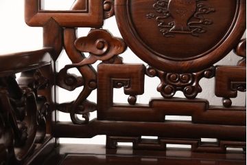 アジアンビンテージ　花梨(カリン)材　凝ったデザインの彫刻が魅力の唐木材製アームチェア(椅子、イス、板座チェア、一人掛けソファ、1人掛けソファ、ヴィンテージ)(R-064742)
