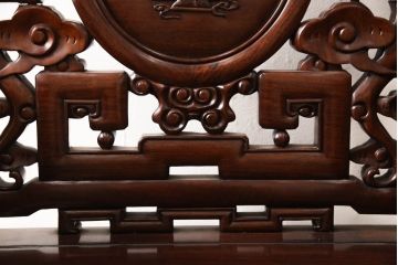 アジアンビンテージ　花梨(カリン)材　凝ったデザインの彫刻が魅力の唐木材製アームチェア(椅子、イス、板座チェア、一人掛けソファ、1人掛けソファ、ヴィンテージ)(R-064742)