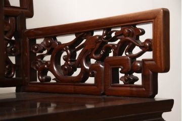 アジアンビンテージ　花梨(カリン)材　凝ったデザインの彫刻が魅力の唐木材製アームチェア(椅子、イス、板座チェア、一人掛けソファ、1人掛けソファ、ヴィンテージ)(R-064742)
