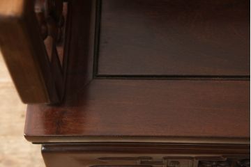 アジアンビンテージ　花梨(カリン)材　凝ったデザインの彫刻が魅力の唐木材製アームチェア(椅子、イス、板座チェア、一人掛けソファ、1人掛けソファ、ヴィンテージ)(R-064742)