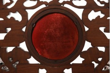 アジアンビンテージ　花梨(カリン)材　凝ったデザインの彫刻が魅力の唐木材製アームチェア(椅子、イス、板座チェア、一人掛けソファ、1人掛けソファ、ヴィンテージ)(R-064742)