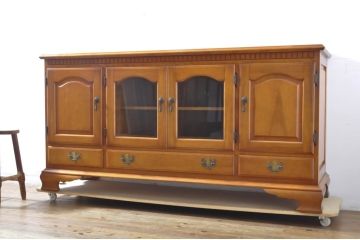 中古　横浜クラシック家具　ダニエル(Daniel)　アーリーアメリカン　A-206　気品漂うデザインが魅力のサイドボード(リビングボード、収納棚)(定価約64万円)(R-064746)