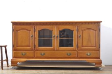 中古　横浜クラシック家具　ダニエル(Daniel)　アーリーアメリカン　A-206　気品漂うデザインが魅力のサイドボード(リビングボード、収納棚)(定価約64万円)(R-064746)