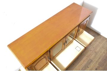 中古　横浜クラシック家具　ダニエル(Daniel)　アーリーアメリカン　A-206　気品漂うデザインが魅力のサイドボード(リビングボード、収納棚)(定価約64万円)(R-064746)