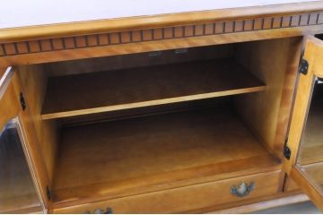 中古　横浜クラシック家具　ダニエル(Daniel)　アーリーアメリカン　A-206　気品漂うデザインが魅力のサイドボード(リビングボード、収納棚)(定価約64万円)(R-064746)