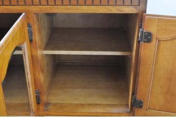中古　横浜クラシック家具　ダニエル(Daniel)　アーリーアメリカン　A-206　気品漂うデザインが魅力のサイドボード(リビングボード、収納棚)(定価約64万円)(R-064746)
