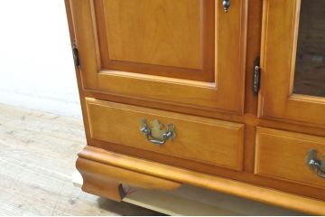中古　横浜クラシック家具　ダニエル(Daniel)　アーリーアメリカン　A-206　気品漂うデザインが魅力のサイドボード(リビングボード、収納棚)(定価約64万円)(R-064746)