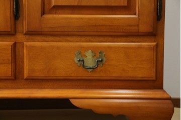 中古　横浜クラシック家具　ダニエル(Daniel)　アーリーアメリカン　A-206　気品漂うデザインが魅力のサイドボード　定価約64万円　(R-064746)