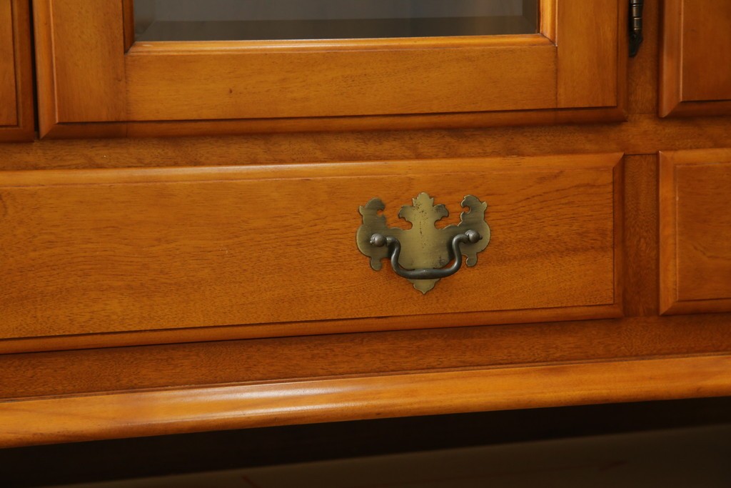 中古　横浜クラシック家具　ダニエル(Daniel)　アーリーアメリカン　A-206　気品漂うデザインが魅力のサイドボード　定価約64万円　(R-064746)