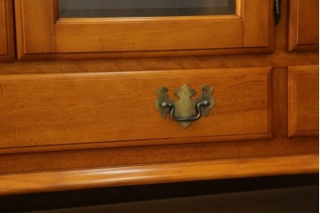 中古　横浜クラシック家具　ダニエル(Daniel)　アーリーアメリカン　A-206　気品漂うデザインが魅力のサイドボード　定価約64万円　(R-064746)