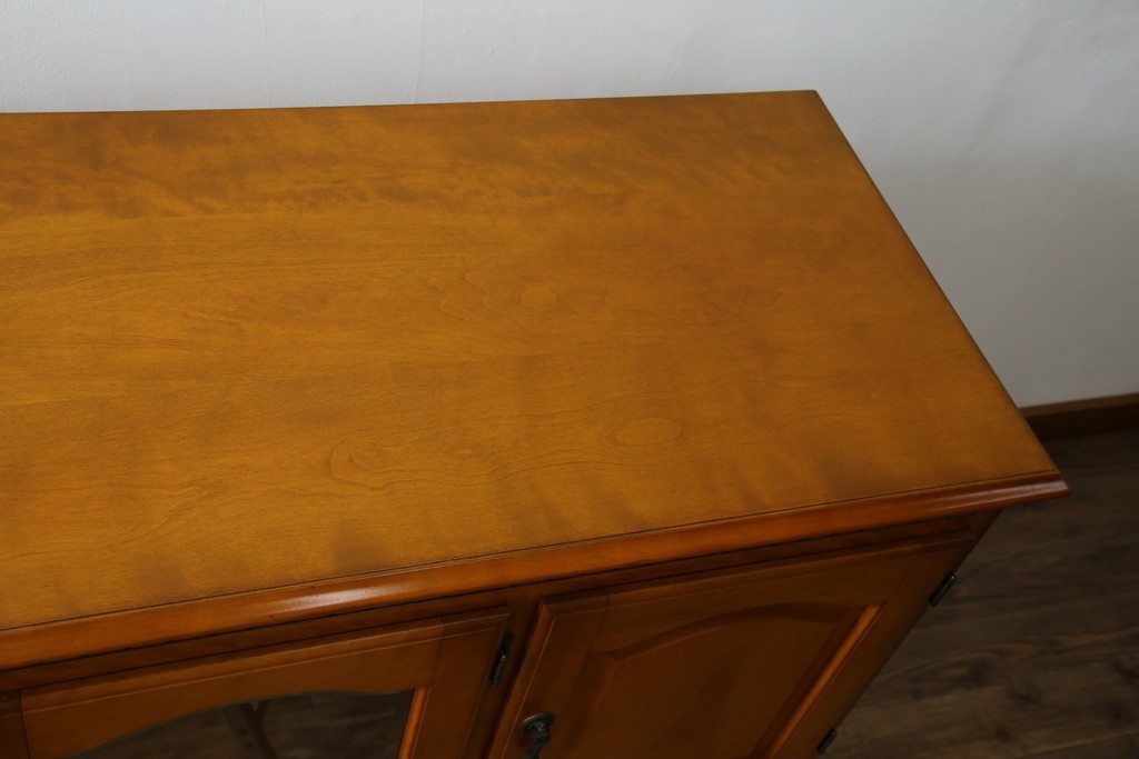 中古　横浜クラシック家具　ダニエル(Daniel)　アーリーアメリカン　A-206　気品漂うデザインが魅力のサイドボード　定価約64万円　(R-064746)
