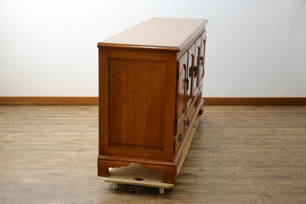 中古　横浜クラシック家具　ダニエル(Daniel)　アーリーアメリカン　A-206　気品漂うデザインが魅力のサイドボード　定価約64万円　(R-064746)