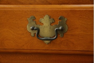 中古　横浜クラシック家具　ダニエル(Daniel)　アーリーアメリカン　A-206　気品漂うデザインが魅力のサイドボード　定価約64万円　(R-064746)