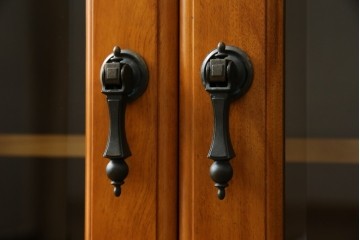 中古　横浜クラシック家具　ダニエル(Daniel)　アーリーアメリカン　A-206　気品漂うデザインが魅力のサイドボード　定価約64万円　(R-064746)