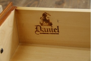 中古　横浜クラシック家具　ダニエル(Daniel)　アーリーアメリカン　A-206　気品漂うデザインが魅力のサイドボード　定価約64万円　(R-064746)