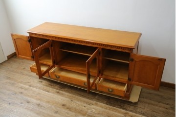 中古　横浜クラシック家具　ダニエル(Daniel)　アーリーアメリカン　A-206　気品漂うデザインが魅力のサイドボード　定価約64万円　(R-064746)