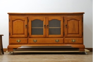 中古　横浜クラシック家具　ダニエル(Daniel)　アーリーアメリカン　A-206　気品漂うデザインが魅力のサイドボード　定価約64万円　(R-064746)