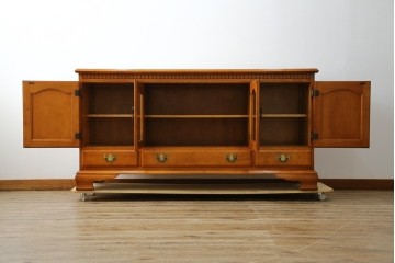 中古　横浜クラシック家具　ダニエル(Daniel)　アーリーアメリカン　A-206　気品漂うデザインが魅力のサイドボード　定価約64万円　(R-064746)