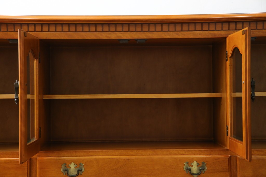 中古　横浜クラシック家具　ダニエル(Daniel)　アーリーアメリカン　A-206　気品漂うデザインが魅力のサイドボード　定価約64万円　(R-064746)