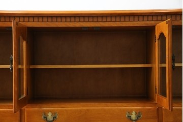 中古　横浜クラシック家具　ダニエル(Daniel)　アーリーアメリカン　A-206　気品漂うデザインが魅力のサイドボード　定価約64万円　(R-064746)