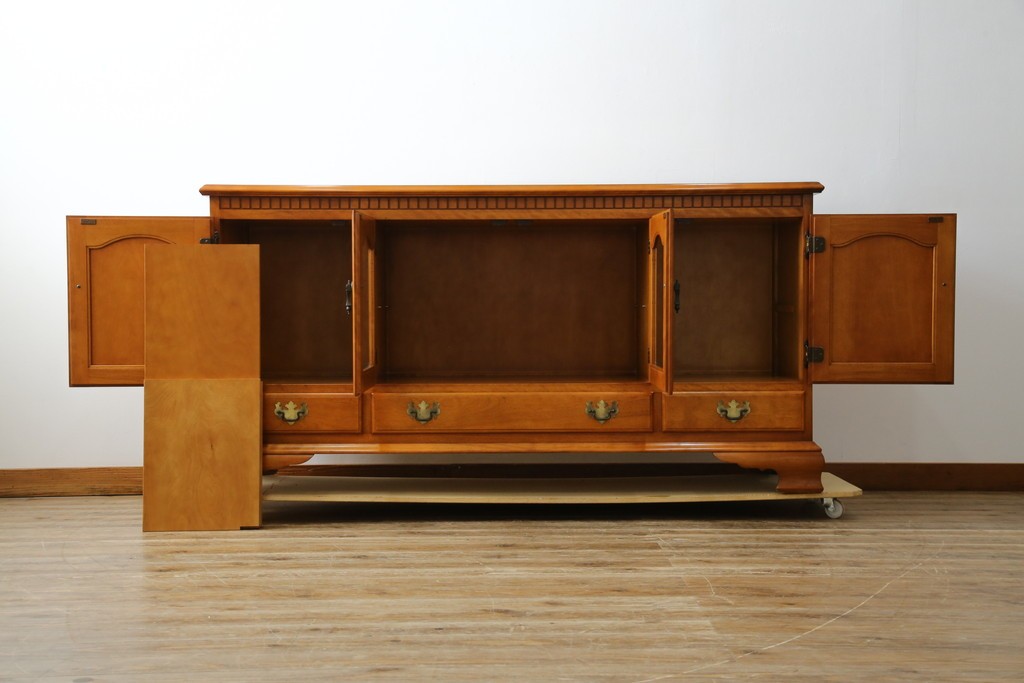 中古　横浜クラシック家具　ダニエル(Daniel)　アーリーアメリカン　A-206　気品漂うデザインが魅力のサイドボード　定価約64万円　(R-064746)