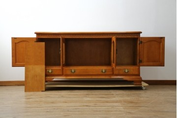 中古　横浜クラシック家具　ダニエル(Daniel)　アーリーアメリカン　A-206　気品漂うデザインが魅力のサイドボード　定価約64万円　(R-064746)