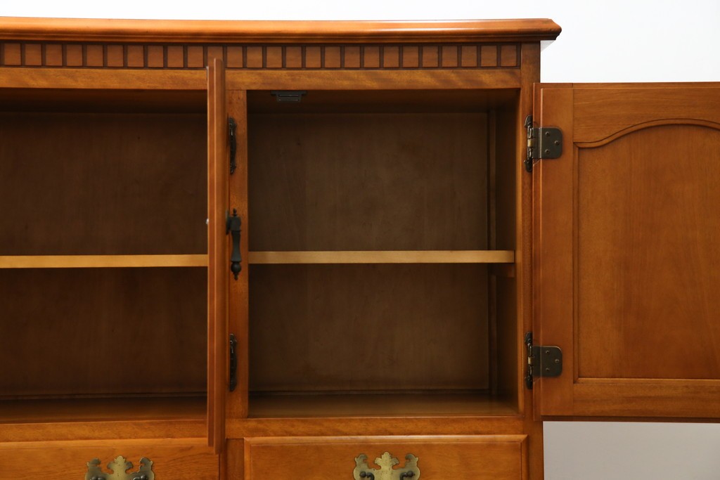 中古　横浜クラシック家具　ダニエル(Daniel)　アーリーアメリカン　A-206　気品漂うデザインが魅力のサイドボード　定価約64万円　(R-064746)