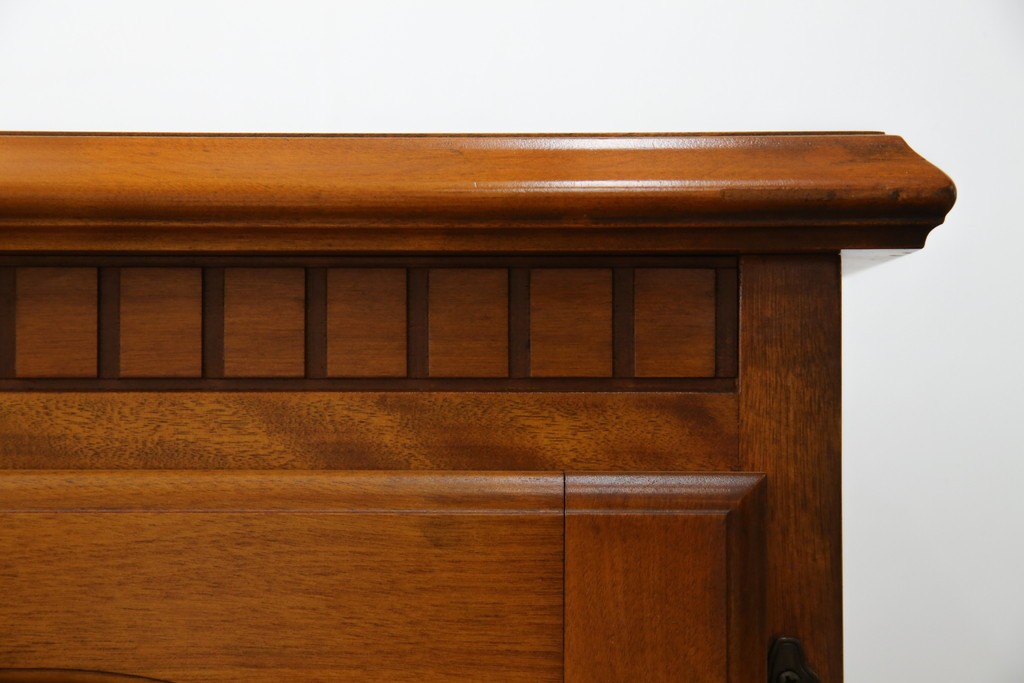 中古　横浜クラシック家具　ダニエル(Daniel)　アーリーアメリカン　A-206　気品漂うデザインが魅力のサイドボード　定価約64万円　(R-064746)