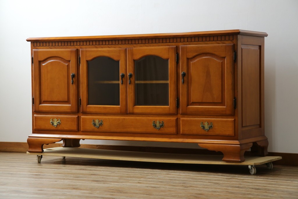 中古　横浜クラシック家具　ダニエル(Daniel)　アーリーアメリカン　A-206　気品漂うデザインが魅力のサイドボード　定価約64万円　(R-064746)