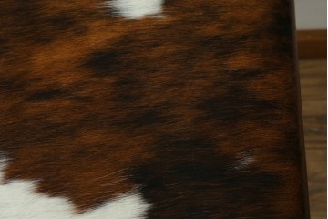 アメリカヴィンテージ　空間のアクセントになるハラコ革のスツール　(R-064752)