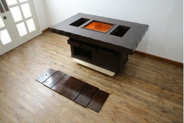 中古　広島県　博永家具　高級感漂う和モダンデザインが魅力の囲炉裏ダイニングセット　定価約134万円　(R-064836)