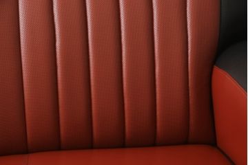 中古　美品　イタリア　Formitalia(フォルミタリア)　Lamborghini(ランボルギーニ)コレクション　鮮やかな赤が目を惹く本革2人掛けソファ(レザー、2Pソファ)(定価約90万円)(R-064838)