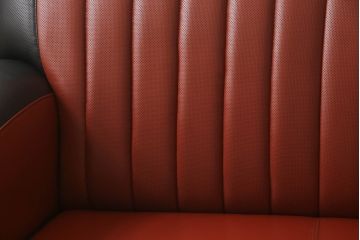 中古　美品　イタリア　Formitalia(フォルミタリア)　Lamborghini(ランボルギーニ)コレクション　鮮やかな赤が目を惹く本革2人掛けソファ(レザー、2Pソファ)(定価約90万円)(R-064838)