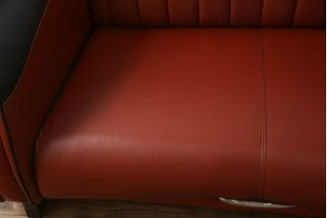 中古　美品　イタリア　Formitalia(フォルミタリア)　Lamborghini(ランボルギーニ)コレクション　鮮やかな赤が目を惹く本革2人掛けソファ(レザー、2Pソファ)(定価約90万円)(R-064838)