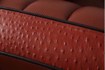 中古　美品　イタリア　Formitalia(フォルミタリア)　Lamborghini(ランボルギーニ)コレクション　鮮やかな赤が目を惹く本革2人掛けソファ(レザー、2Pソファ)(定価約90万円)(R-064838)