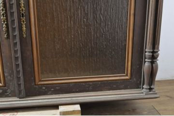 フランスアンティーク　型ガラスがお洒落!　品のある佇まいが目を惹くサイドキャビネット(収納棚、サイドボード、戸棚、飾り棚、カウンターテーブル)(R-064852)